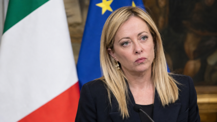 Украина раскалывает политику Италии: народ осуждает милитаризм Мелони